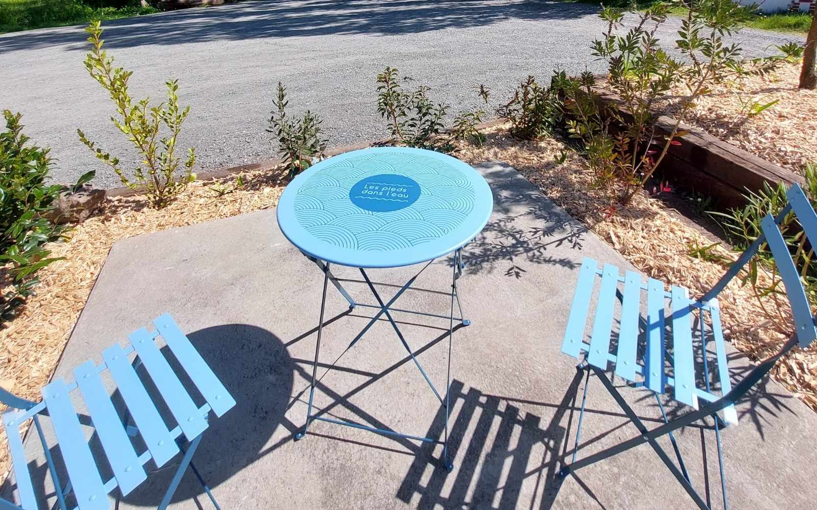 terrasse-salon-jardin-chambre-dhotes-vendee Terras met tuinstoelen – Bed & Breakfast Les Cyclades in de Vendée