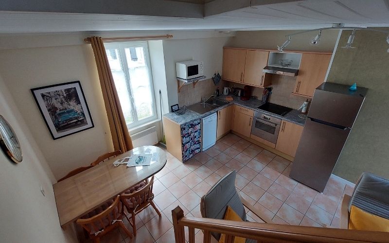 salon-escalier-gite-reves-dete-vendee Woonkamer met open keuken in gîte Les Rêves d'Été